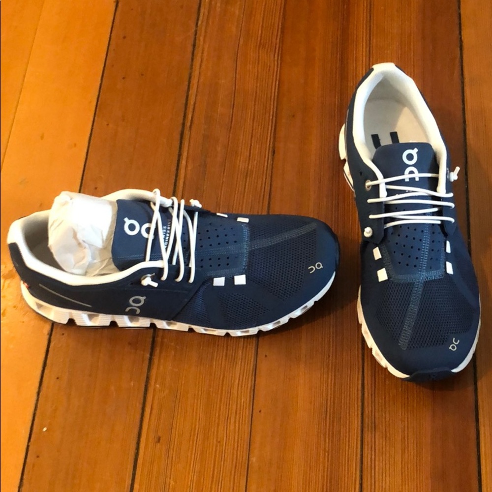NWT On Cloud Sneaker Navy/white size 8
